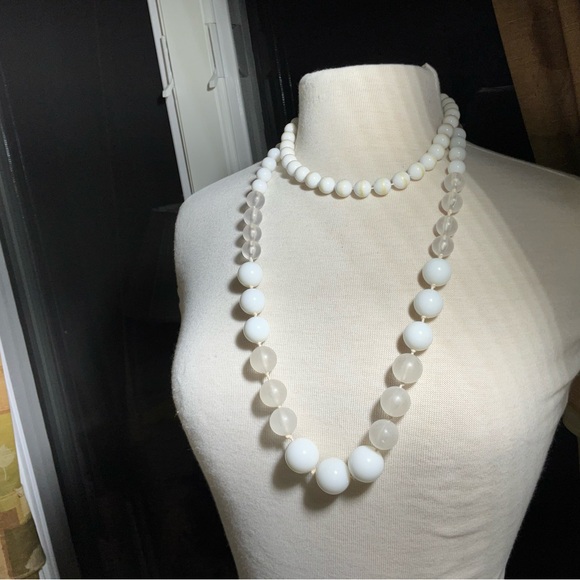 Two Vintage Necklaces White and Frosted Beads Unsigned - Picture 9 of 13
